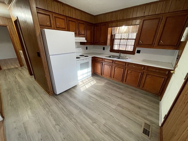 Building Photo - Fantastic location near downtown Pittsboro for this 2br duplex !