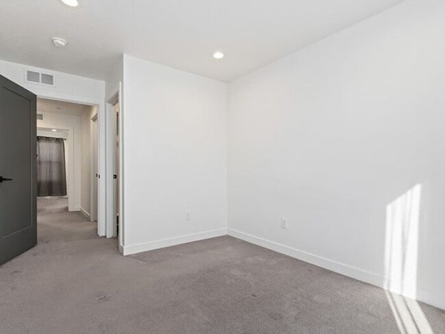 Building Photo - Downtown Beautiful 4 bed, 4 bath town-home