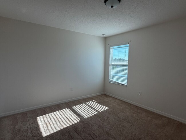 Building Photo - 5 bed 3 bath single family house for rent