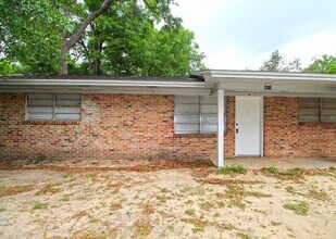Building Photo - 2 bedroom, 1 bath unit located in the hear...