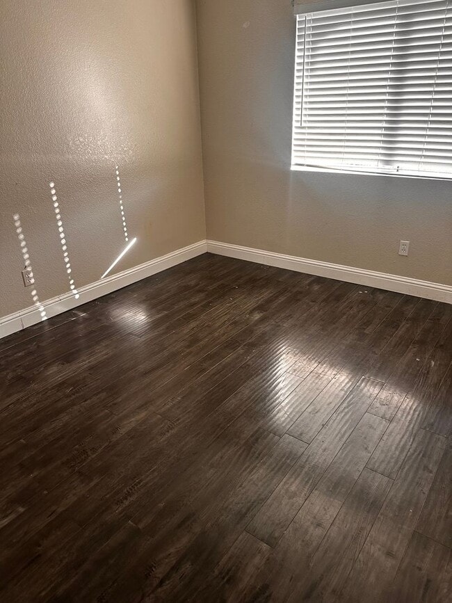 Building Photo - 3 bed 2.5 Bathroom Apartment For Rent