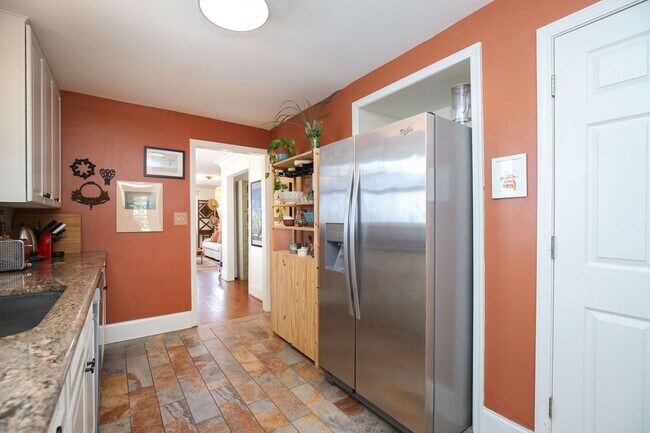 Building Photo - Adorable 3 bedroom ranch with fenced yard!