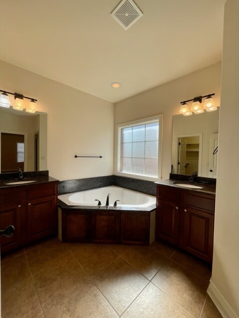 Building Photo - 4502 SW Swinton Dr
