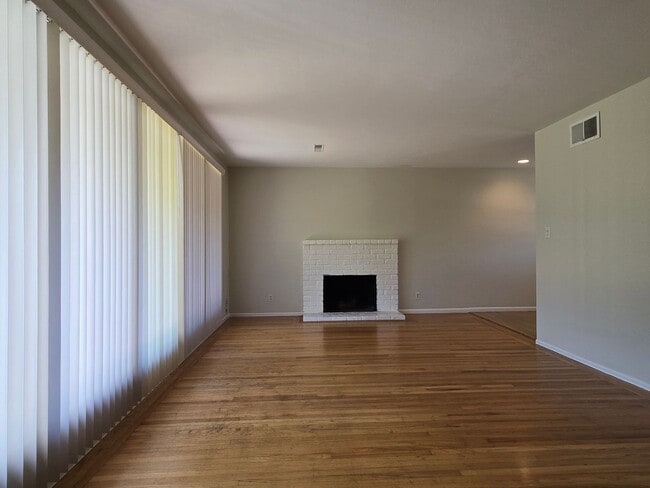 Building Photo - Spacious Split Level Home, Wood Floors, Fr...
