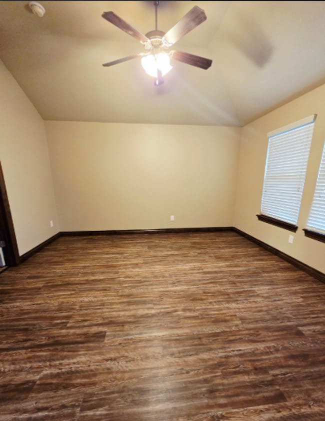 Building Photo - HOME FOR THE HOLIDAYS 1 MONTH FREE