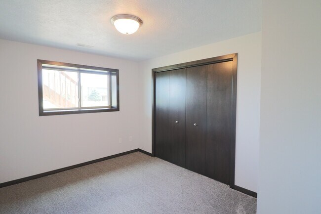 Building Photo - Amazing 4 Bedroom 3.5 Bathroom Townhome in Sioux Falls