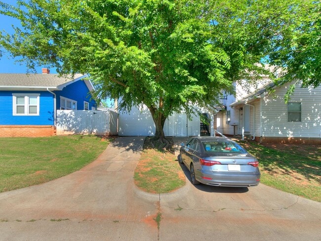 Building Photo - Newly Remodeled 2 Bed, 1 Bath Apt in Near The Paseo *MOVE IN SPECIAL!!