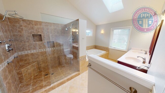 Building Photo - Beaverton / Stylish Open Floor-Plan - 5 Bedrooms, 3 Car Garage, Central Air