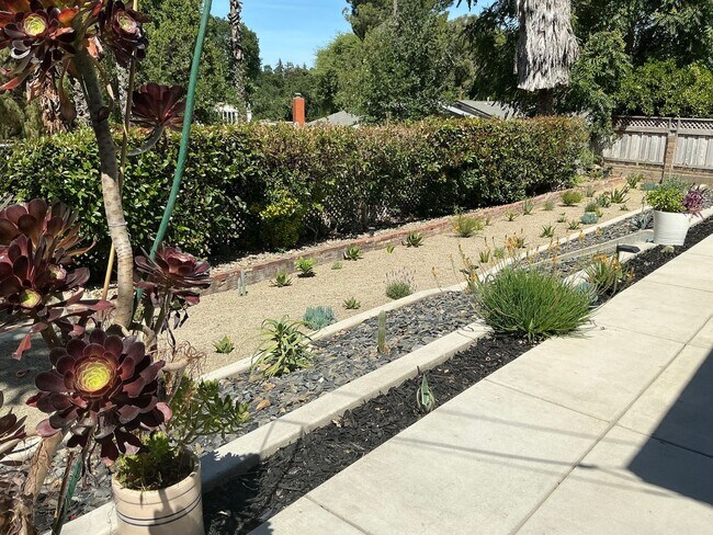 Building Photo - Charming 2 Bedroom Home with Studio/Office...