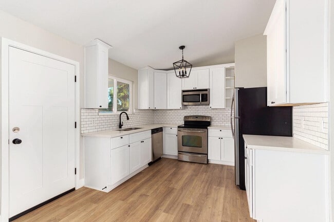 Building Photo - 232 E Leah Ln