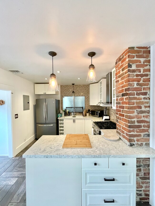 Building Photo - 1327 N McCadden Pl