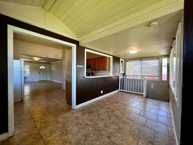 Building Photo - 916 S 11th Ave