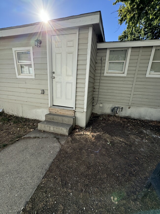 Building Photo - 1285 E 4th N