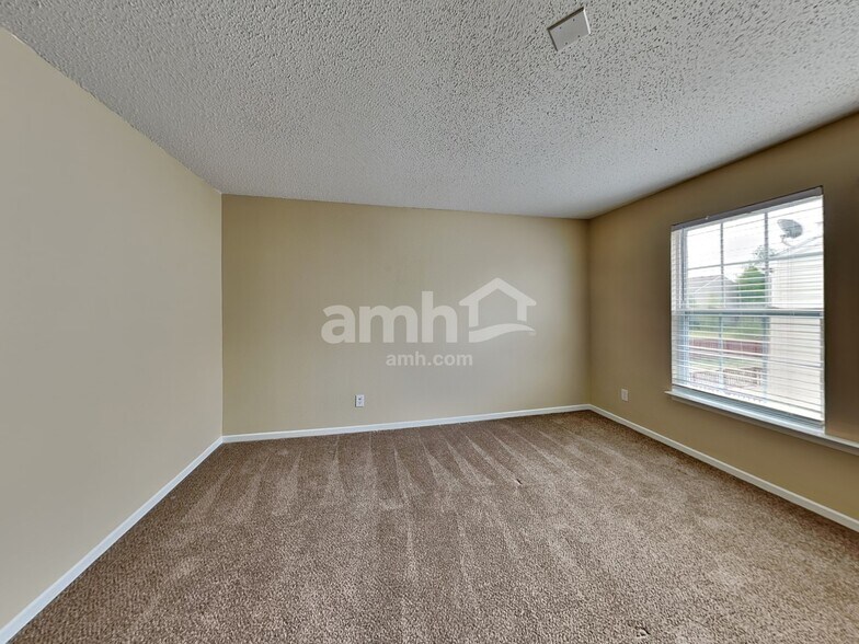 Building Photo - 13993 Meadow Lake Dr
