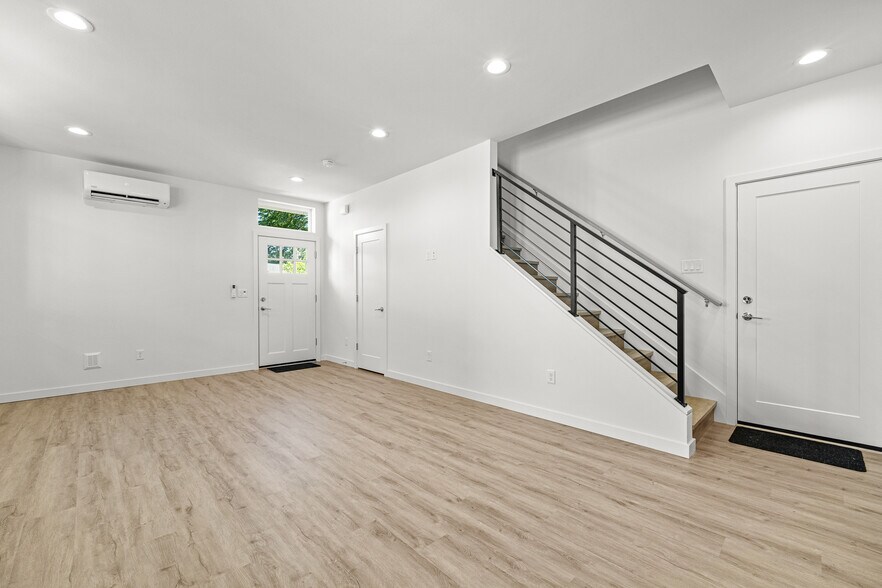 Building Photo - 2544 NE 143rd St