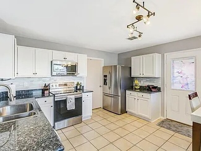 Building Photo - 3 Bedroom 2 bath home!