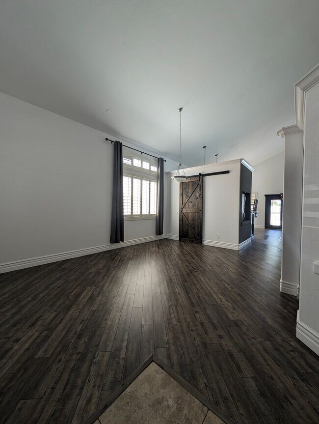 Building Photo - BEAUTIFUL EXECUTIVE STYLE home w/ entertai...