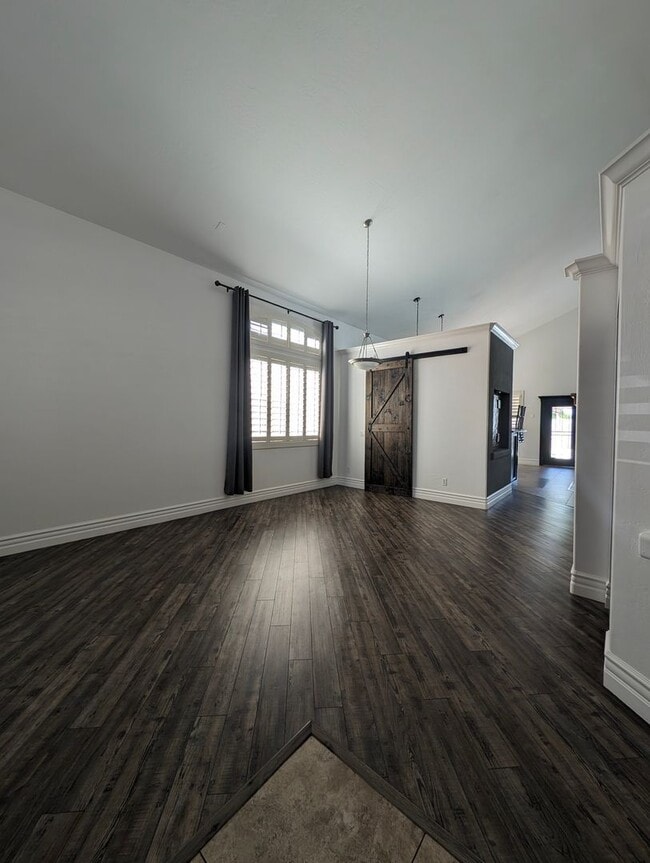 Building Photo - BEAUTIFUL executive style home w/ entertainer's dream backyard!
