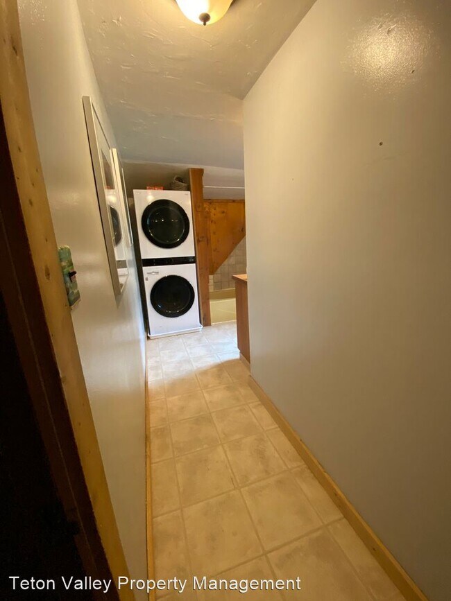 Building Photo - 2 br, 1 bath House - 5135 N 410 W Lower Unit