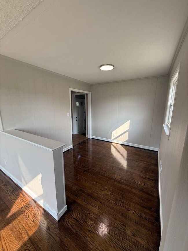 Building Photo - Newly updated 3 bedroom 1 bath with hardwo...