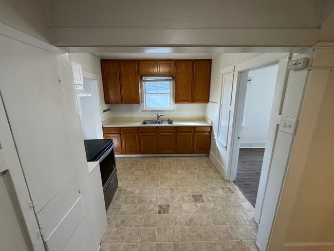 Building Photo - Centrally located 2 bedroom house