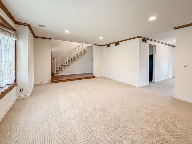 Building Photo - Calabasas 4BR w/pool+spa, views, solar pan...
