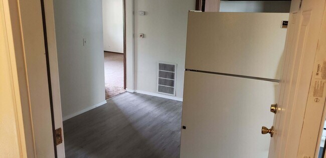 Building Photo - 306 E Johnson St