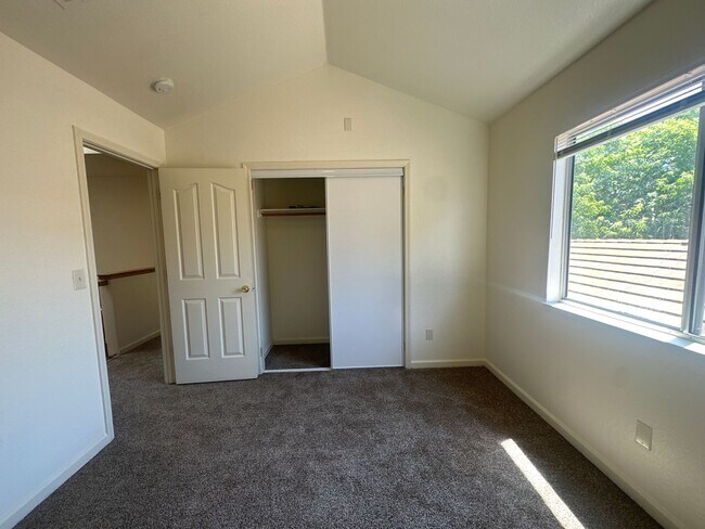 Building Photo - 325 Melbourne Dr