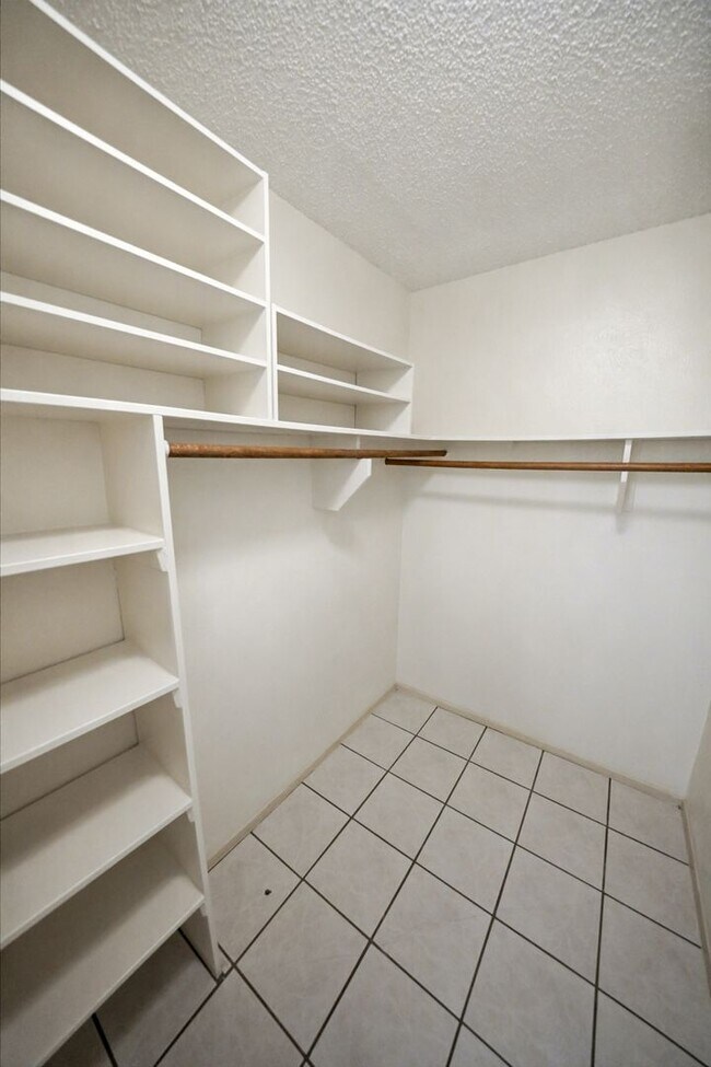 Building Photo - Charming 3-bed, 2-bath home in Universal C...