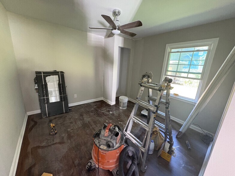 bedroom - 2018 Louisiana Ave