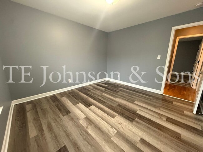 Building Photo - Charming 3 Bedroom Home with Modern Finishes on Dellwood