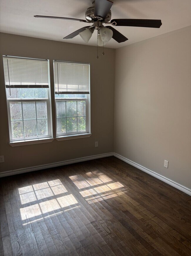 Building Photo - 1709 W Elm St