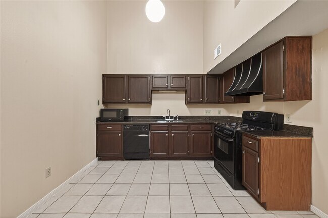 Building Photo - 11866 Plumbrook Dr