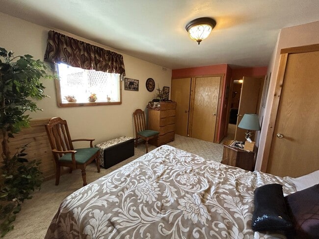 Building Photo - Beautiful Furnished 2 Bedroom Basement Apa...