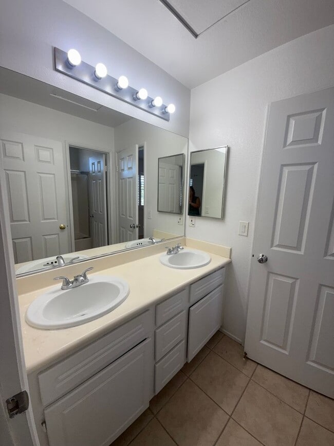 Building Photo - 3 bed, 2 1/2 bath home in East Simi Valley