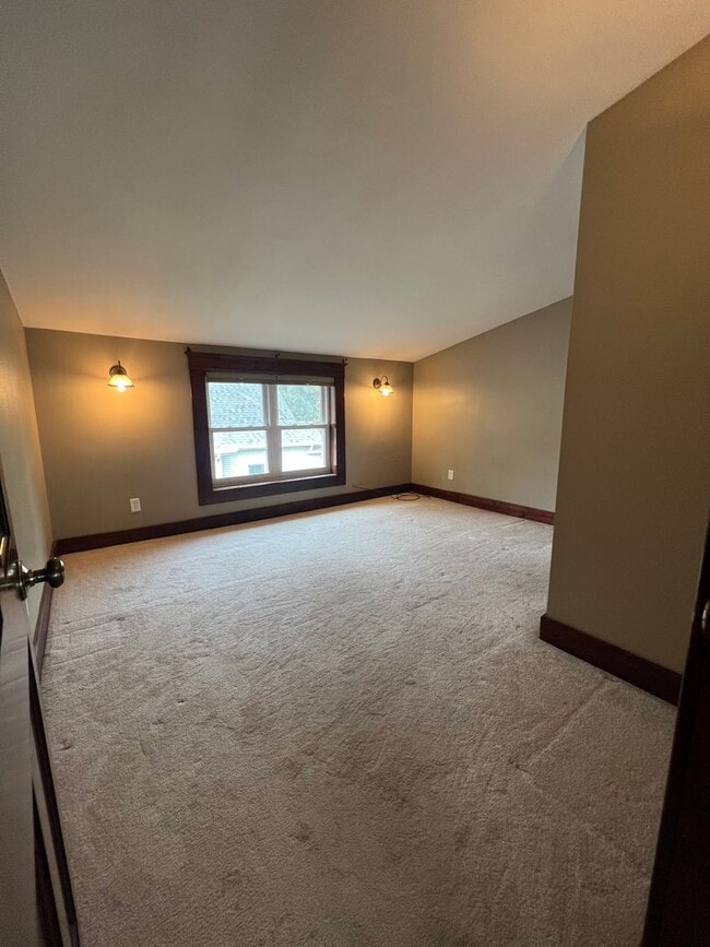 Building Photo - Spacious 4 Bedroom, 2 Bathroom Home