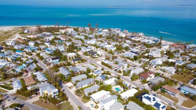 Building Photo - 613 Fern St