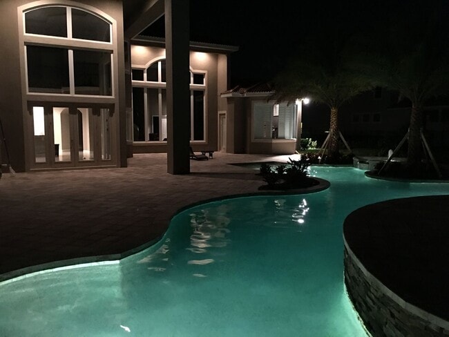 Building Photo - Executive Gated Pool Home Located in Winde...