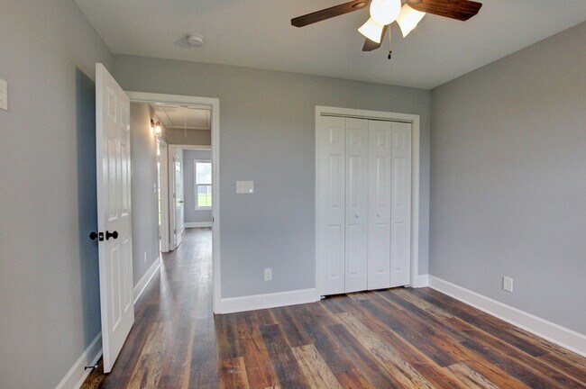 Building Photo - 133 Riverbend Dr