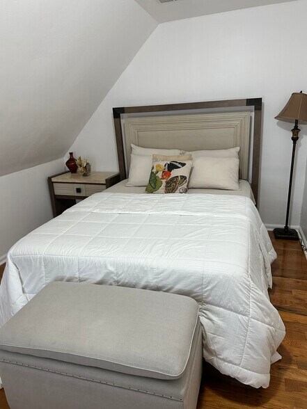 Building Photo - 153 S Grove St