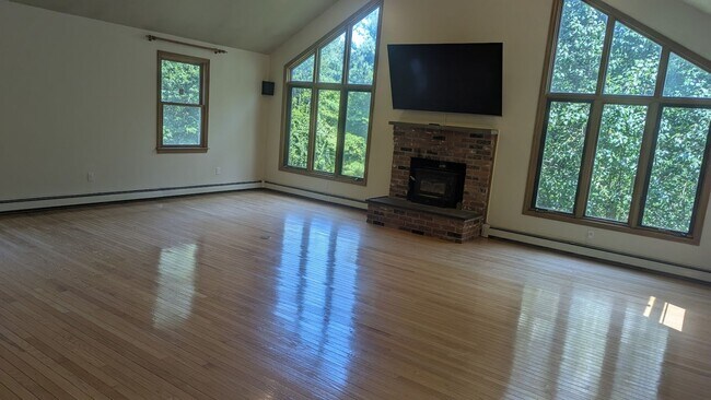 Building Photo - ***Please Respond Directly to the Online L...