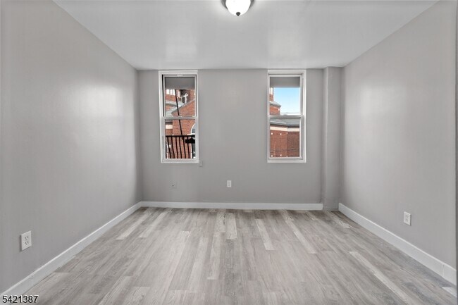 Building Photo - 23 Monroe St