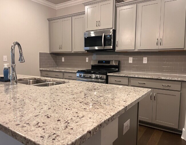 Building Photo - 14741 Greenleaf Dr