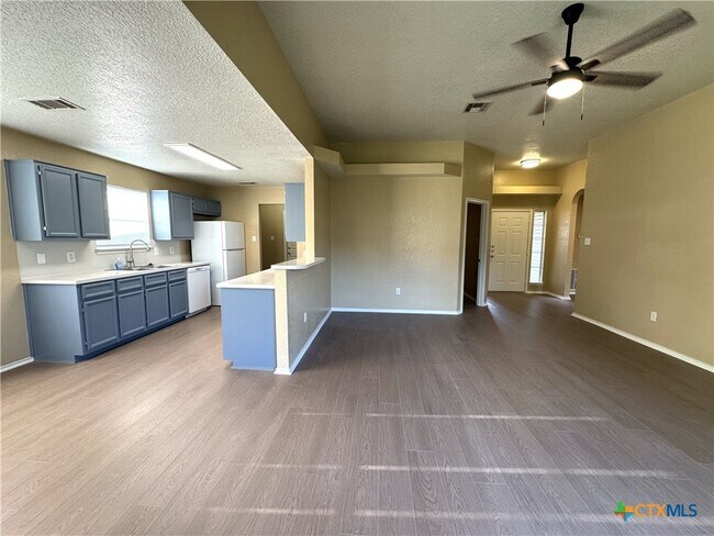 Building Photo - 2806 Maria Dr