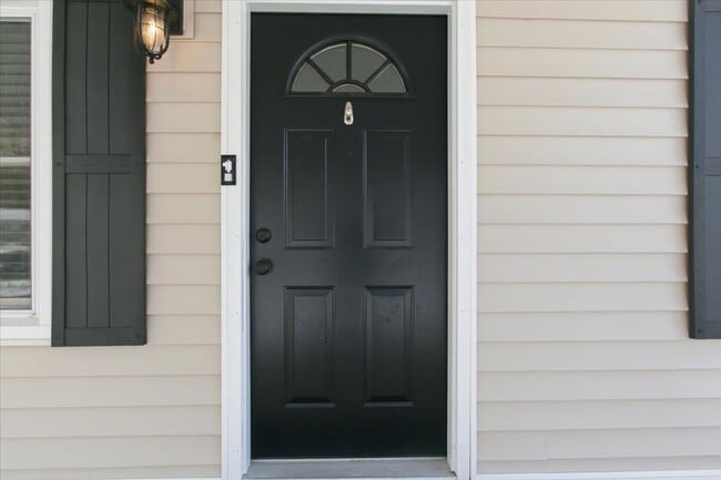 Building Photo - Charming 3-Bedroom Ranch in a Convenient L...