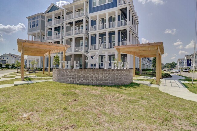 Building Photo - 3-Bedroom Townhome w/Attached Garage! Avai...