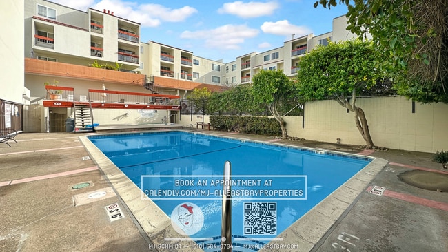 Building Photo - Bright 1 bed/1 bath located in the heart of Rockridge includes water, garbage, 1 parking!