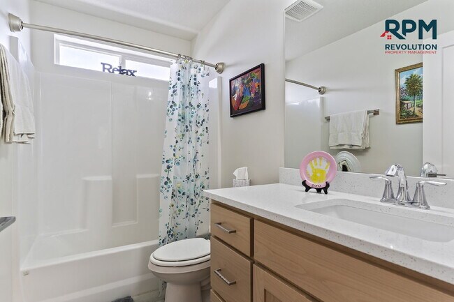 Building Photo - "Charming West Haven Retreat: Spacious 3-B...