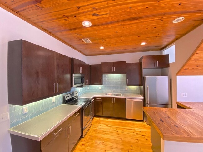 Building Photo - Stunning and Unique Luxury Town Home for R...