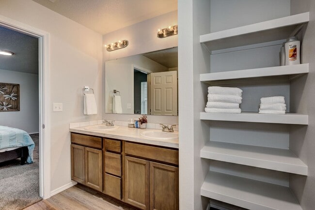 Building Photo - 4 bed 2 bath home for rent